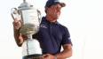 Phil Mickelson mit der Wanamaker Trophy nach seinem Triumph bei der PGA Championship 2021.