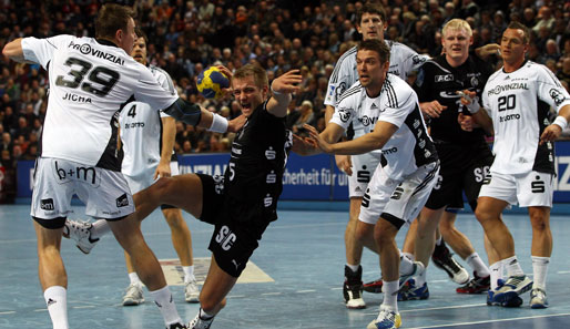 Auf Jörg Lützelberger (M.) und Co. kommen harte (Handball-) Zeiten zu