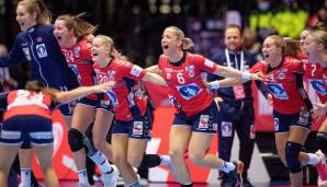 Norwegens Handballerinnen bejubeln den Sieg gegen Gastgeber Dänemark im Halbfinale.