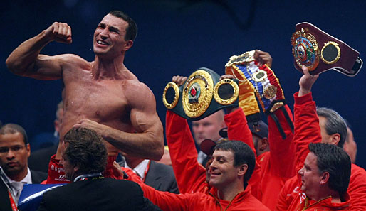 Wladimir Klitschko lässt sich von den 61.000 Fans auf Schalke feiern