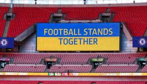 Schon weit vor dem League-Cup-Endspiel zwischen Liverpool und Chelsea gab es im Stadion Solidarität mit der Ukraine: "Der Fußball steht zusammen!"