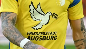 So wie hier der FC Augsburg mit einem eigens gestalteten Warmup-Shirt.