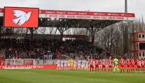 In Berlin vor der Partie zwischen Union und dem FSV Mainz 05 ist die Friedenstaube das Symbol der Stunde.