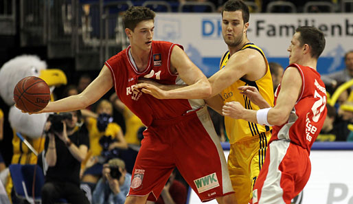 Meiner! Tibor Pleiß (l.) hat den Award für den besten Nachwuchsspieler in der BBL gewonnen