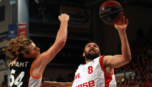 John Bryants Ulmer liefert Predrag Suputs (r.) Brose Baskets noch einmal einen intensiven Fight