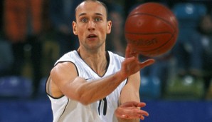 Erst ein Jahr später feierte der Point Guard seinen endgültigen Durchbruch. 2004 gewann er schließlich den MVP-Award, die Skyliners-Legende schaffte es 7x zum All-Star der Bundesliga und avancierte bei der EM 2005 zum wichtigen DBB-Spielmacher.