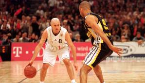 Rodrigo Pastore (l.) 2000 im Trikot der Telekom Baskets Bonn gegen Ademola Okulaja (Alba Berlin).