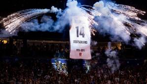 Dirk Nowitzki wird feierlich "retired". Die Rückennummer 14 soll nie wieder in der Nationalmannschaft vergeben werden.