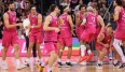 Die Spieler der Telekom Baskets Bonn feiern den Sieg gegen den FC Bayern.