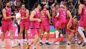 Die Spieler der Telekom Baskets Bonn feiern den Sieg gegen den FC Bayern.