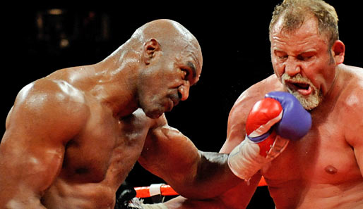 10. April 2010: Der 47-jährige Holyfield (l.) vermöbelt den sechs Jahre jüngeren Francois Botha