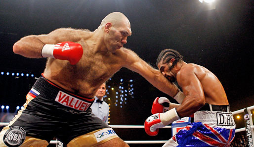 Nikolai Walujew (l.) verlor seinen Schwergewichts-Titel gegen David Haye (r.)