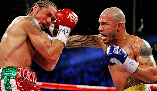 Miguel Cotto (r.) hat Antonio Margarito im Revanche-Kampf der beiden hart bestraft