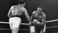 Muhammad Ali (l.) und Joe Frazier lieferten sich eine epische Schlacht