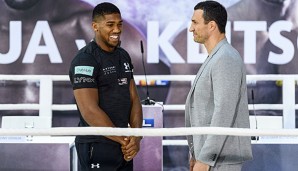 Wladimir Klitschko und Anthony Joshua posieren bei der gemeinsamen Pressekonferenz