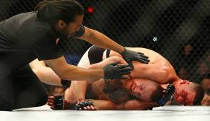 Für McGregors nächsten Fight war ein Titelkampf gegen UFC-Leichtgewichtschamp dos Anjos geplant, doch der brach sich kurz vorher den Fuß. Stattdessen trat der Ire gegen Nate Diaz aus den USA an - doch der kämpft im Weltergewicht ...