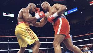 "Keiner versteht, warum Holyfield gegen Tyson kämpfen will. Wäre es nicht einfacher, sich vor einen fahrenden Zug zu stellen?" (Ex-Boxer Michael Moorer, links im Bild, vor Evander Holyfields Sieg gegen Mike Tyson)