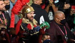 Fury betrat die Arena in der Wüste im Römer-Outfit.