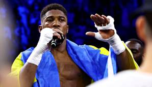 Oleksandr Usyks Interview nach dem Kampf wurde von Anthony Joshua unterbrochen, der sich mit einer Ukraine-Fahne um den Oberkörper ein Mikrofon schnappte und einen langen Monolog hielt.