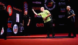 Phil Taylor (r.) hat bei der Champions League of Darts Michael van Gerwen bezwungen