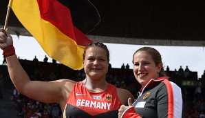 Christina Schwanitz (l.) holte sich Gold im Kugelstoßen