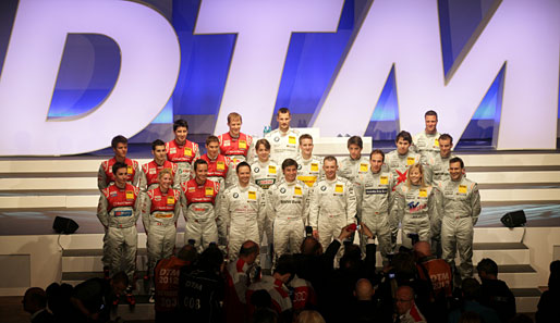 Vor dem Kurhaus in Wiesbaden wurden die neuen DTM-Teams vorgestellt