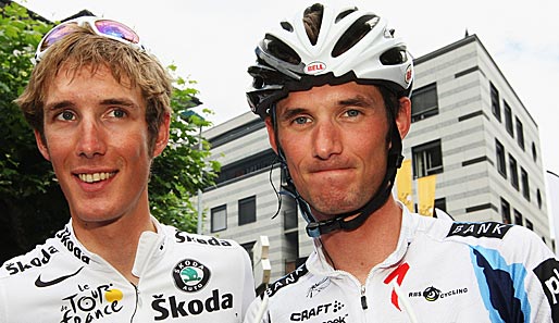 Andy (l.) und Frank Schleck verlassen das Team Saxo Bank