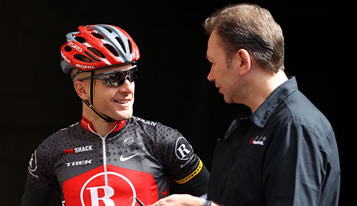 RadioShack-Teamchef Johan Bruyneel (r.) im Gespräch mit dem US-Amerikaner Levi Leipheimer