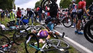 Vier Tage nach dem durch eine Zuschauerin verursachten Massensturz zum Auftakt der Tour de France in der Bretagne ist die gesuchte Frau durch die örtliche Polizei festgenommen worden.
