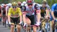 Tadej Pogacar (l.) kann sich auf eine entspannte letzte Etappe der Tour de France einstellen.