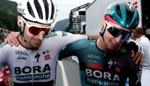 Emanuel Buchmann (l.) und Jai Hindley feiern ihren Coup auf der fünften Etappe der Tour de France.