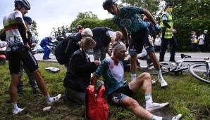 Nach dem schweren Crash auf der 1. Tour-Etappe: Sanitäter versorgen den Franzosen Cyril Lemoine.