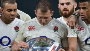 Da ist das Ding! Dylan Hartley hält die Trophäe zur Triple Crown in den Händen