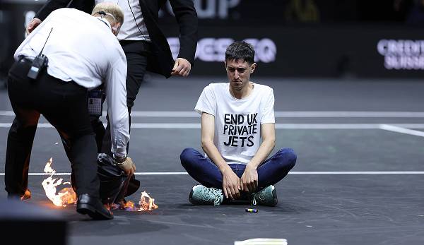 Ein Klima-Aktivist hat kurz vor dem letzten Match von Roger Federer beim Laver Cup in London mit einem Feuer für Aufsehen gesorgt.