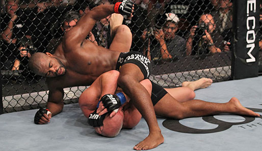 Rashad Evans (o.) ließ Tito Ortiz bei UFC 133 keine Chance