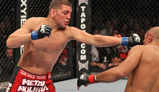 Nick Diaz (l.) beendete unwissentlich bei UFC 137 die Karriere von BJ Penn