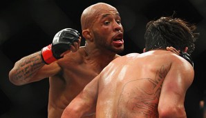 Demetrious Johnson (l.) feiert erfolgreiche Titelverteidigung