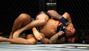 Khabib besiegte Dustin Poirier in Runde 3 nach einem Rear Naked Choke via Submission.