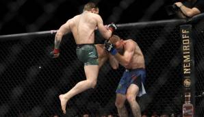 Conor McGregor versucht Cerrone mit einem Flying Knee zu erwischen.