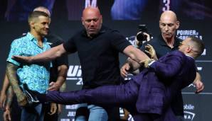 Conor McGregor versuchte beim Face-Off, Dustin Poirier mit einem Kick zu treffen.