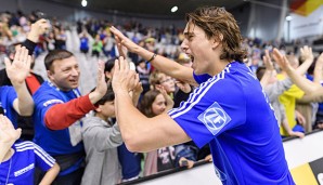 Die Spieler des VfB Friedrichshafen feiern ihren ersten Sieg gegen Berlin mit den Fans