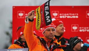 Seit 2008 winkt Schuster als Bundestrainer die Skispringer runter