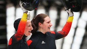 Cathleen Martini (l.) jubelt über ihren Sieg in Königssee