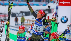 Laura Dahlmeier jubelt mit ihren Staffel-Mitstreiterinnen über Gold