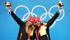 Laura Nolte und Deborah Levi feierten bei Olympia 2022 den Gewinn der Gold Medaille im Zweierbob.