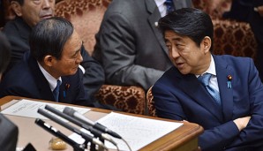Shinzo Abe (r.) versprach, den Fall aufzuklären