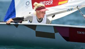 Svenja Weger (28) aus Kiel hat zum Auftakt der olympischen Segelwettbewerbe für eine kleine Sensation gesorgt. Die Sportsoldatin führt nach zwei Wettfahrten im Laser Radial fünf Punkte vor der Topfavoritin Anne-Marie Rindom aus Dänemark.