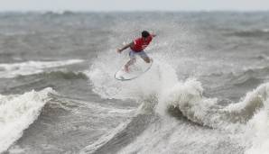 Beim Surfen wurde jede Sekunde ausgenutzt, solange der drohende Taifun die Wettbewerbe noch nicht zu sehr beeinträchtigt.