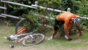 Gold-Favorit Mathieu van der Poel stürzte kurz nach Beginn des Mountainbike-Rennens. Eine fehlende Rampe war Schuld, sagte er danach. Na dann...