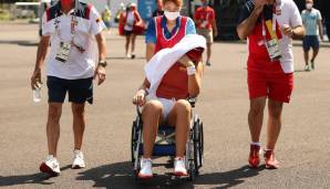 Die spanische Tennisspielerin Badosa erlitt einen Hitzeschlag und musste mit dem Rollstuhl vom Court gebracht werden.